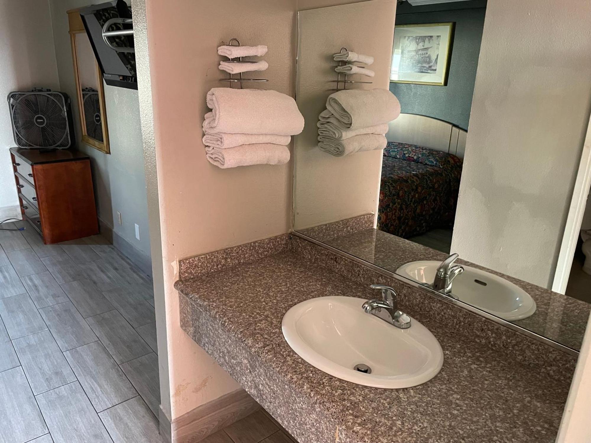 Heritage Inn And Suites Корона Екстериор снимка